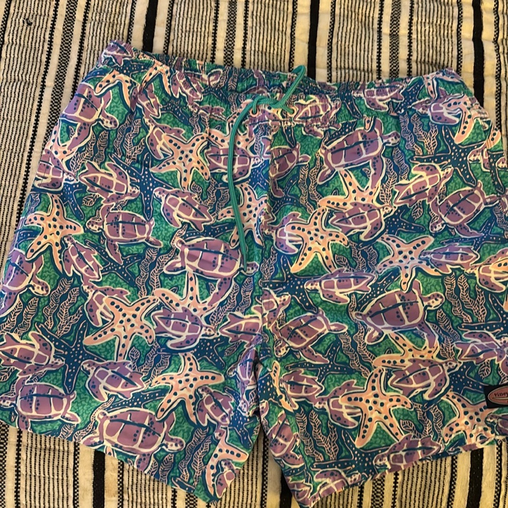 NWOT tags men’s Vineyard Vines size L swim trunks